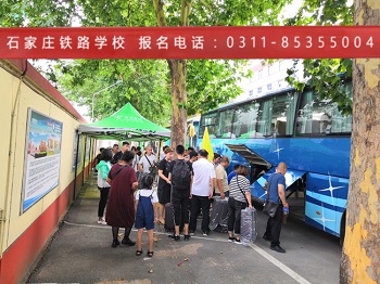 石家莊鐵路職業(yè)技工學(xué)校2018新生報(bào)到現(xiàn)場(chǎng) 校園環(huán)境 第3張